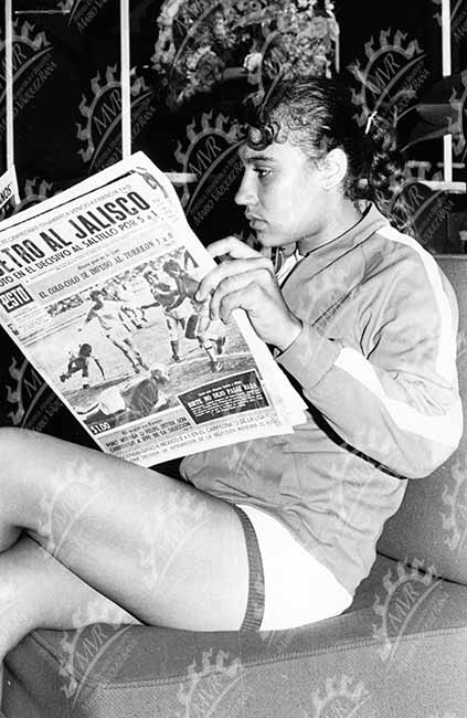 Alicia Vargas leyendo el periódico